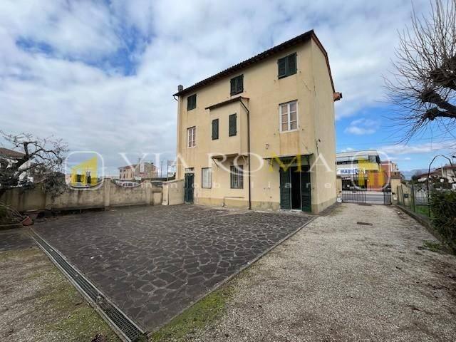 Casa indipendente in vendita a Lucca LU