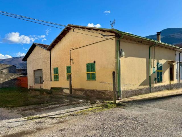 Casa indipendente in vendita a Luco dei Marsi AQ