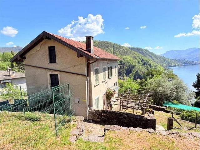 Casa indipendente in vendita a Luino VA
