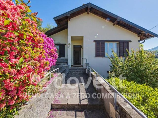 Casa indipendente in vendita a Luino VA