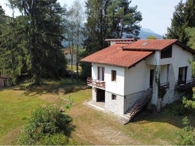 Casa indipendente in vendita a Luino VA