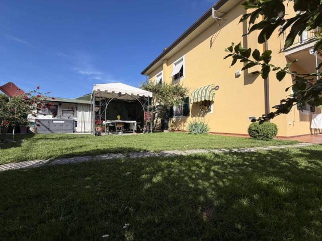 Casa indipendente in vendita a Luni SP