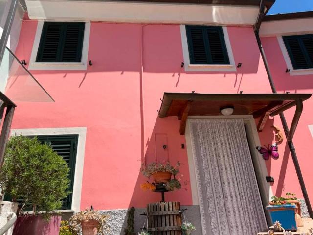 Casa indipendente in vendita a Luni SP