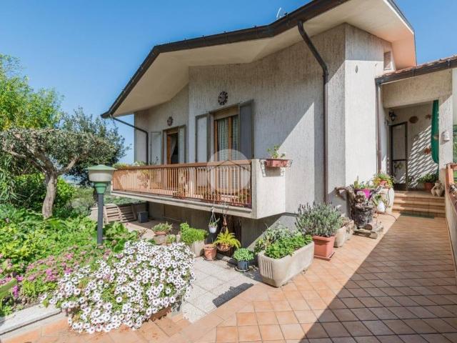 Casa indipendente in vendita a Mombaroccio PU
