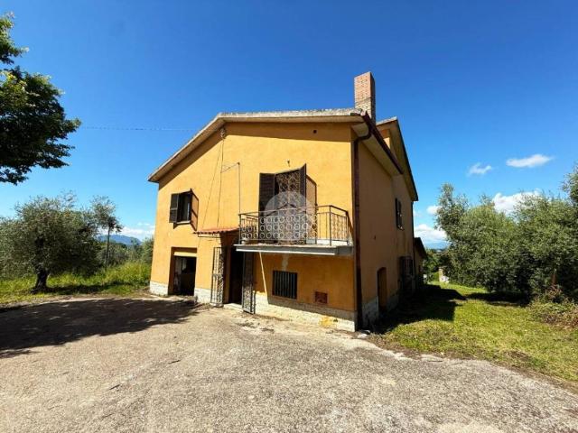 Casa indipendente in vendita a Montebuono RI
