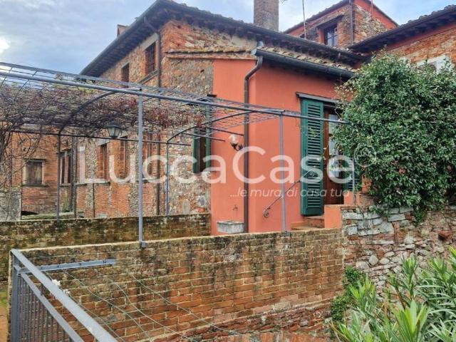Casa indipendente in vendita a Montecarlo LU