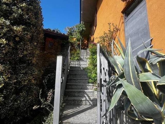 Casa indipendente in vendita a Montegrino Valtravaglia VA
