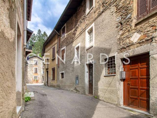Casa indipendente in vendita a Montegrino Valtravaglia VA