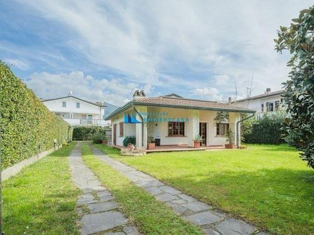 Casa indipendente in vendita a Montignoso via I Maggio, Cinquale