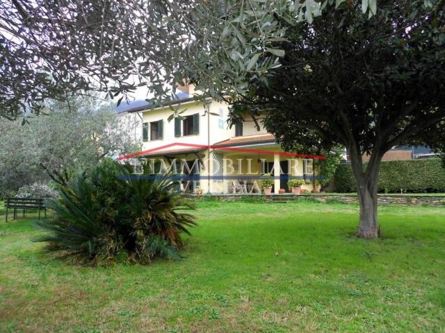 Casa indipendente in vendita a Montignoso MS