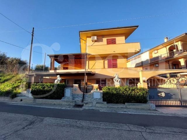 Casa indipendente in vendita a Mosciano Sant'Angelo TE