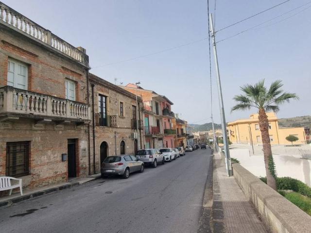 Casa indipendente in vendita a Mazzarrà Sant'Andrea ME