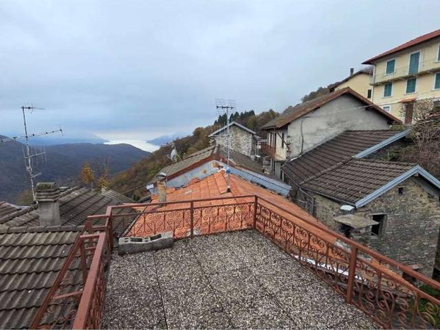 Casa indipendente in vendita a Maccagno con Pino e Veddasca VA