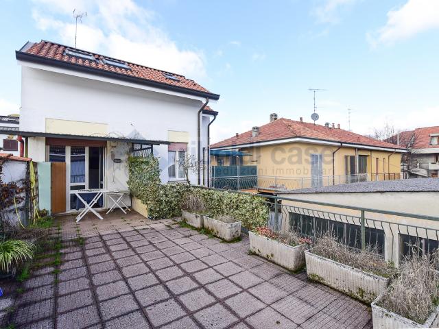 CASA INDIPENDENTE in VENDITA a MARIANO COMENSE di 10 vani