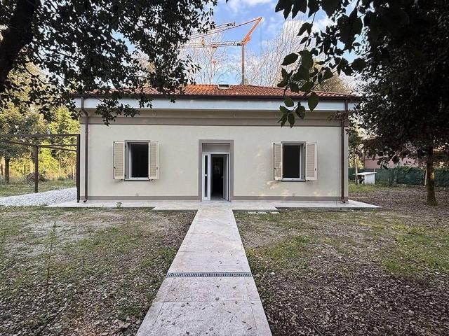 Casa indipendente in vendita a Massa
