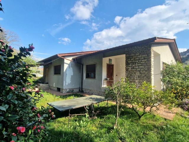 Casa indipendente in vendita a Massa