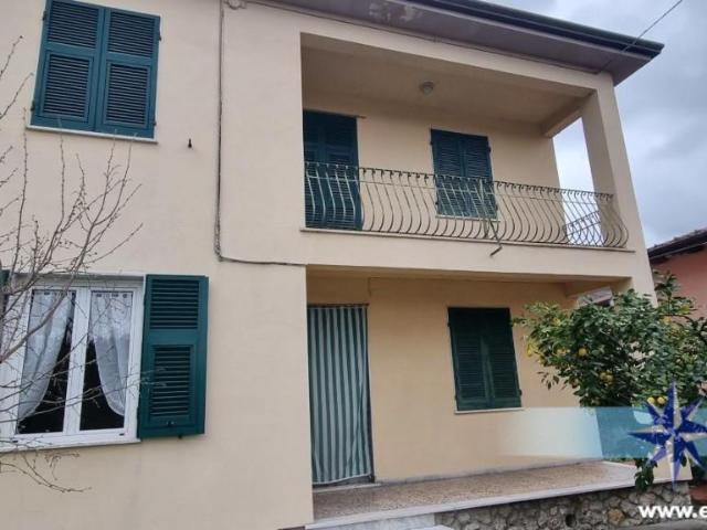 Casa indipendente in vendita a Massa
