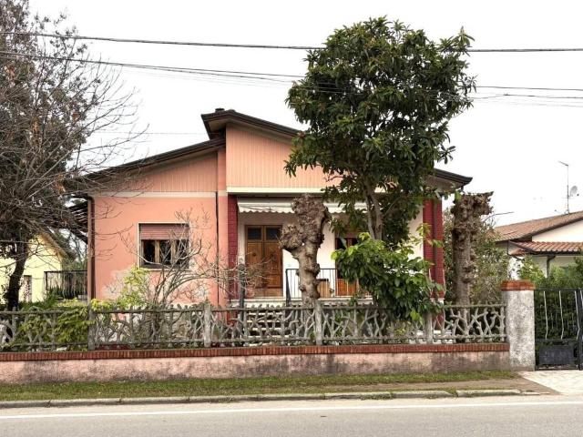 Casa indipendente in vendita a Massa