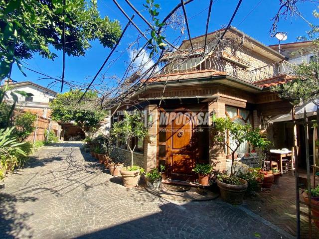 Casa indipendente in vendita a Massa