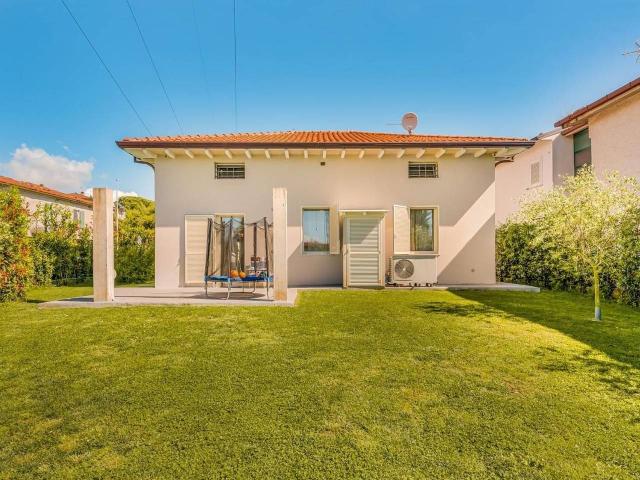 Casa indipendente in vendita a Massa