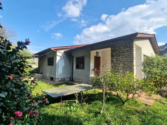 CASA INDIPENDENTE in VENDITA a MASSA CENTRO di 6 vani