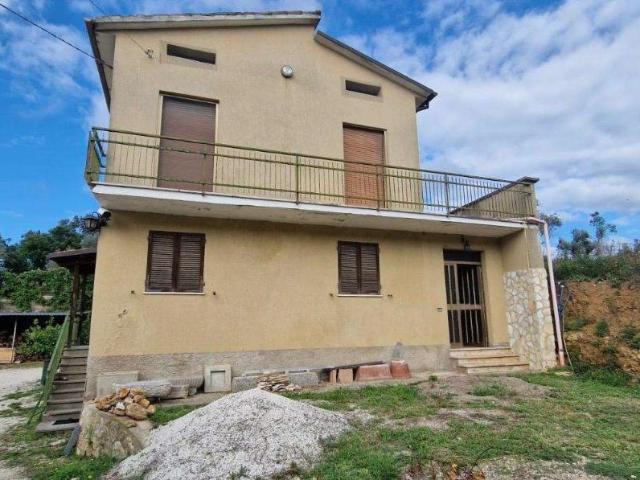 Casa indipendente in vendita a Massa Martana