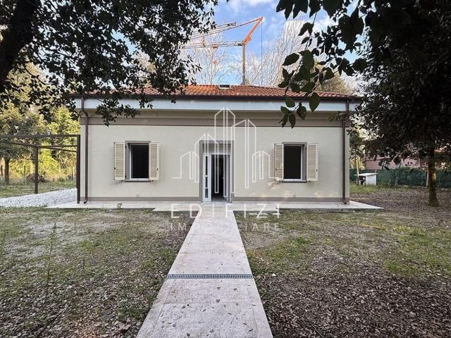 Casa indipendente in vendita a Massa via Livorno