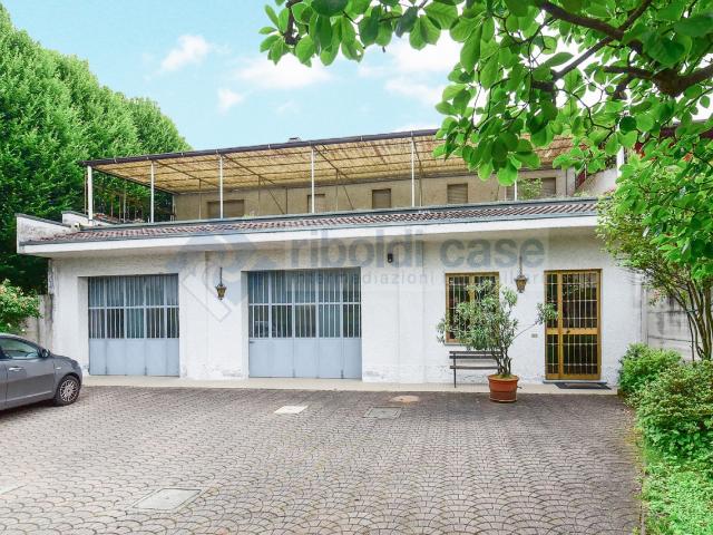 CASA INDIPENDENTE in VENDITA a MEDA di 5 vani
