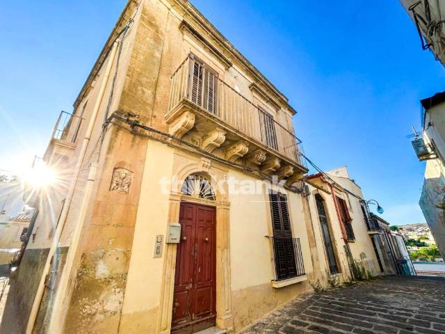 Casa indipendente in vendita a Noto via Alfio Mandraro