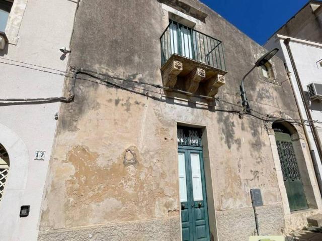 Casa indipendente in vendita a Noto via Pietro Micca, 15