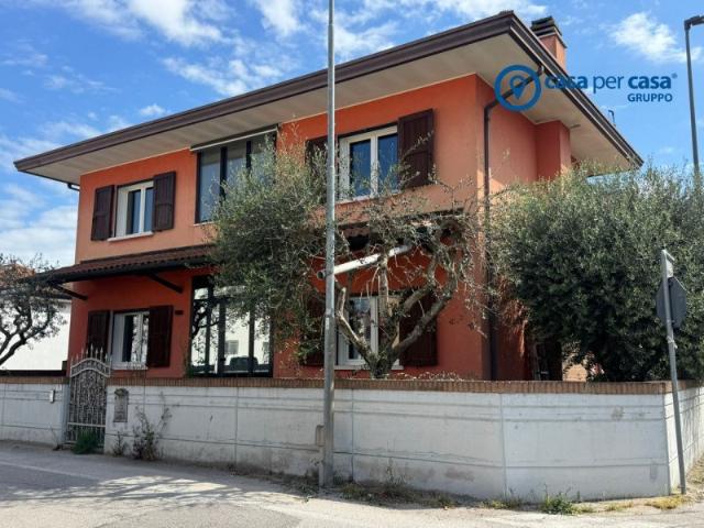 Casa indipendente in vendita a Solesino via Broglio