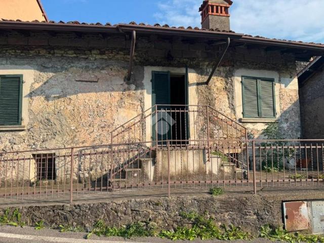 Casa indipendente in vendita a Solto Collina BG