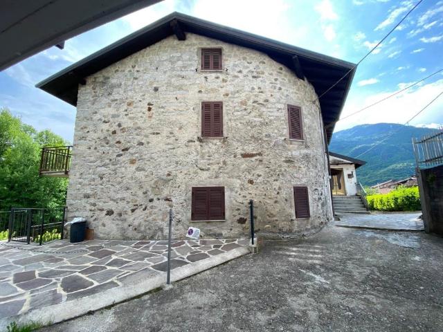 Casa indipendente in vendita a Sonico via villa 8/b, Rino
