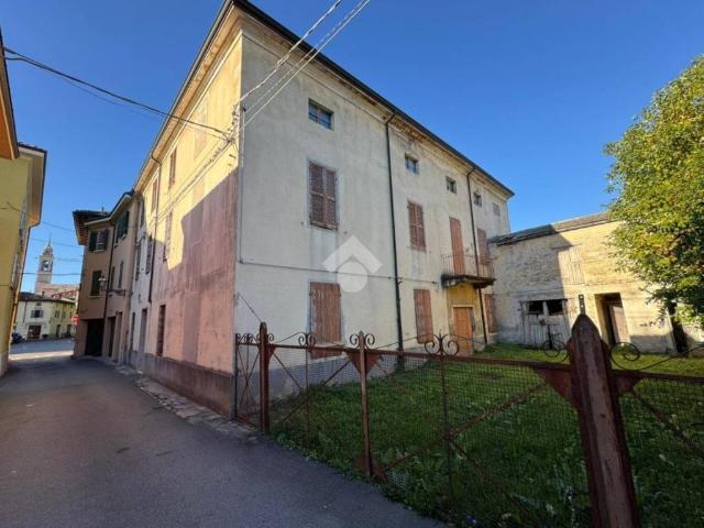 Casa indipendente in vendita a Soragna PR