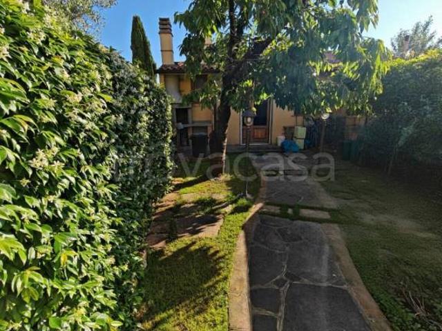 Casa indipendente in vendita a La Villa, Campi Bisenzio