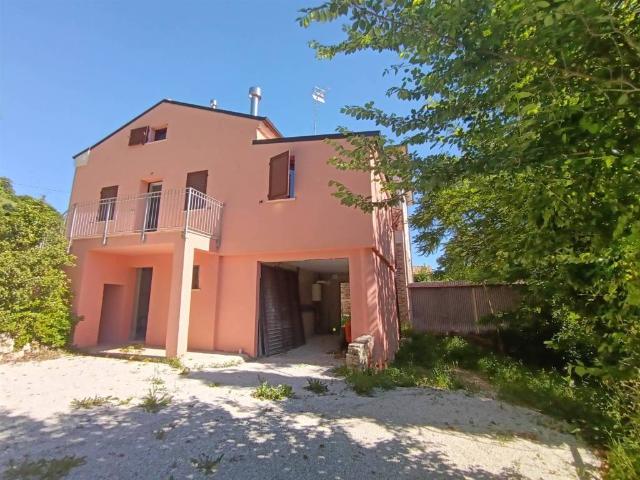 Casa indipendente in vendita a San Severino Marche MC