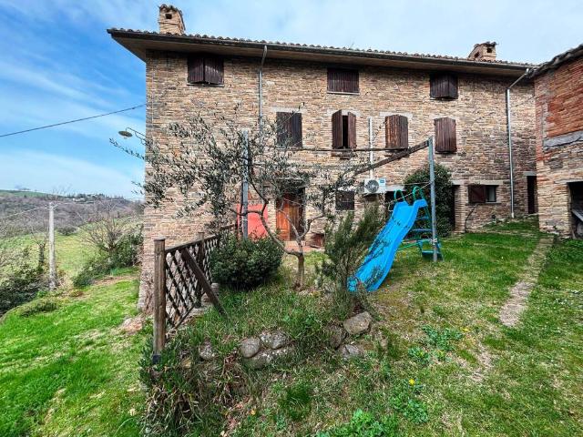 Casa indipendente in vendita a San Severino Marche MC