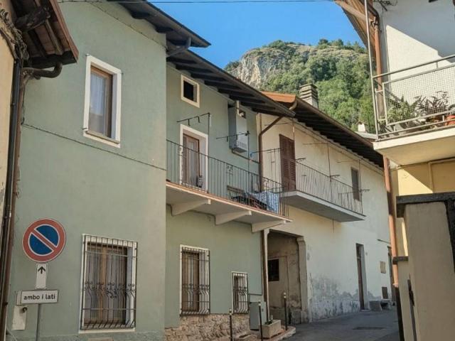Casa indipendente in vendita a Sangiano VA