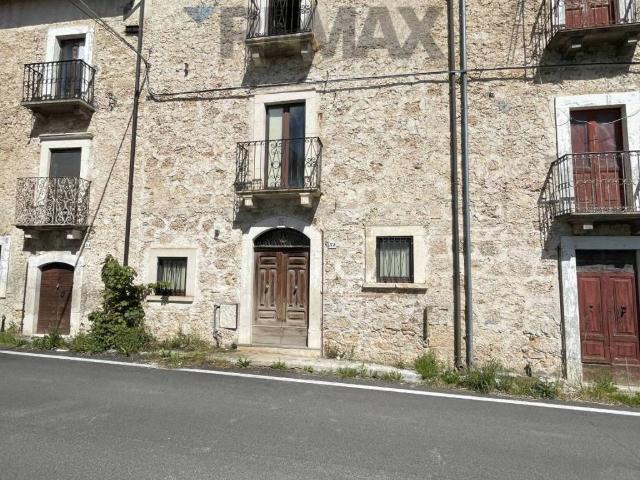 Casa indipendente in vendita a Santo Stefano di Sessanio AQ