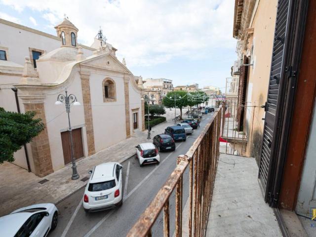 Casa indipendente in vendita a Santa Croce Camerina piazza V. Emanuele ii, 37