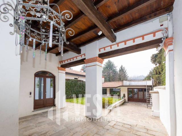 Casa indipendente in vendita a Santa Maria Hoè LC