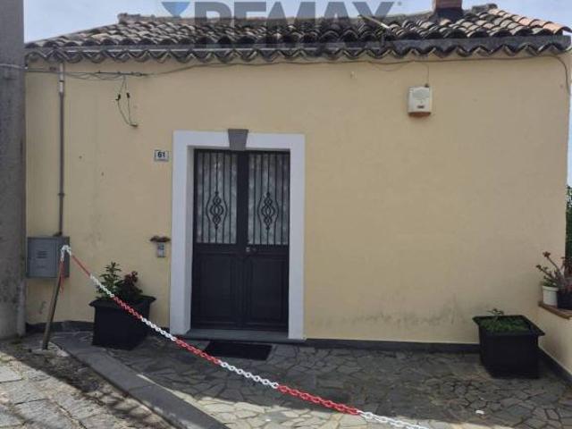 Casa indipendente in vendita a Sant'Alfio via Guglielmo Marconi, 61