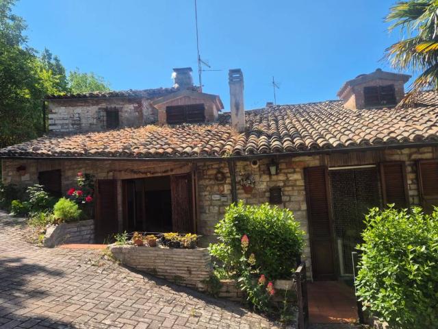Casa indipendente in vendita a Sassoferrato AN