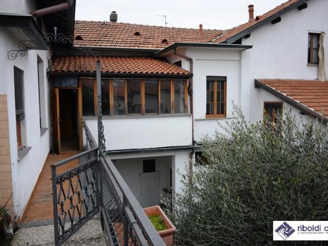 CASA INDIPENDENTE in VENDITA a SEREGNO di 7 vani