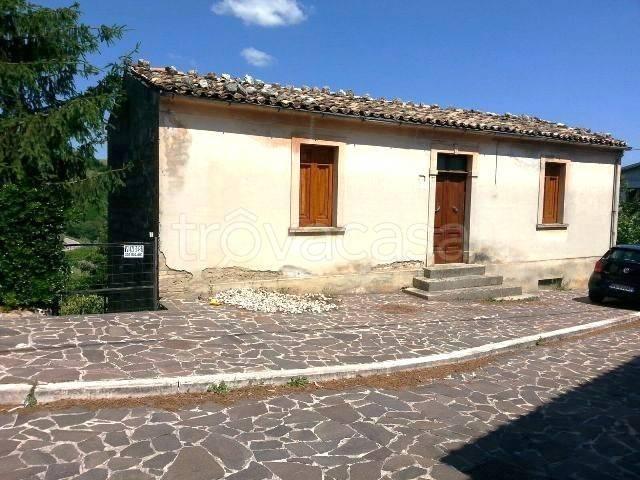 Casa indipendente in vendita a Serramonacesca via Elcina