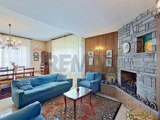 Casa indipendente in vendita a Sesto Calende VA