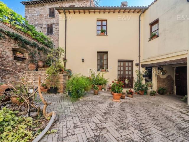 Casa indipendente in vendita a Spello PG