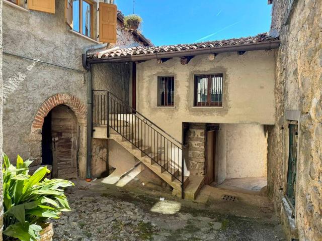 Casa indipendente in vendita a Strozza BG