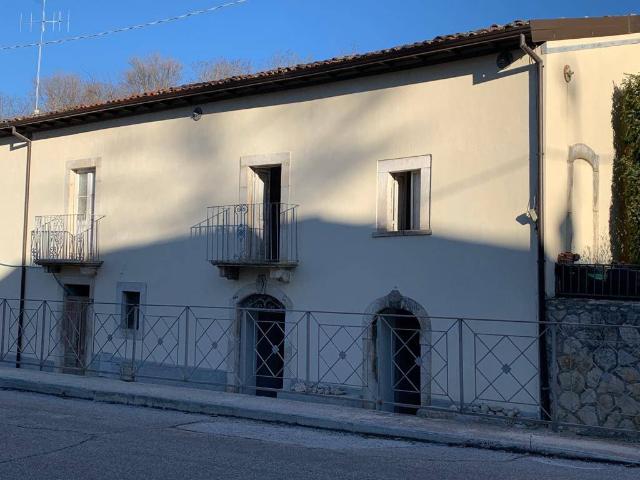 Casa indipendente in vendita a Poggio Picenze AQ
