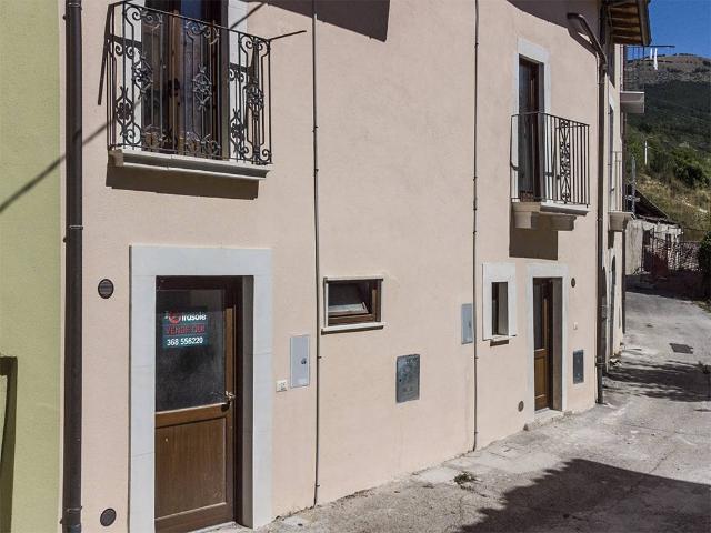 Casa indipendente in vendita a Poggio Picenze AQ